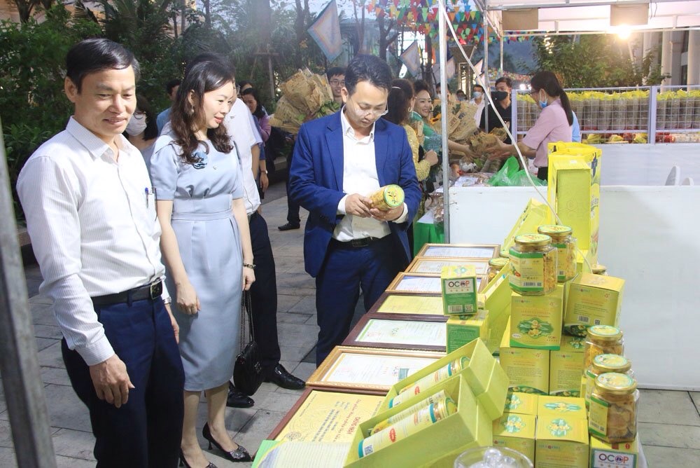 Các đại biểu xem trưng bày sản phẩm OCOP Quảng Ninh